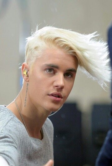 Men's platinum blonde hair Justin Bieber Blonde, Blonde Hair Men, Platinum Blonde Hair Men, Blonde Hair Platinum, Hair Platinum Blonde, Men Outfit Ideas, Bright Blonde Hair, Dyed Hair Men, Blonde Hair Boy