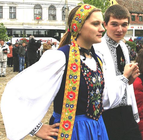 Transylvanian Saxon folk costume from Zeiden/Codlea Traditional Blouses, Romanian Girl, Traditional Clothing Around The World, Byzantine Catholic, Catholic Icons, Medieval Costumes, Visit Romania, Costumes Around The World, Folk Dress