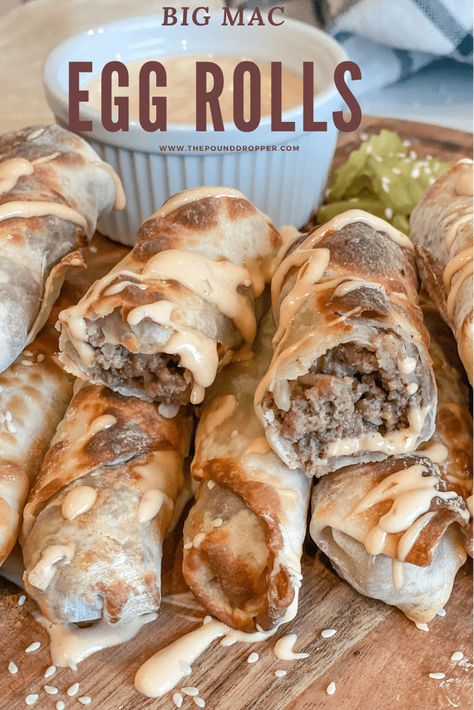 These Big Mac Egg Rolls are little Big Macs in an egg roll form!! These are everything you love in a Big Mac -lean beef, garlic, white onion, pickles, cheese - all rolled into a baked egg roll and then drizzled with my Skinny Big Mac Sauce! Perfect for appetizers, parties, or as a quick lunch or dinner! via @pounddropper Big Mac Egg Rolls, Ww Casseroles, Eggs Rolls, Ww Appetizers, Ww Dinners, Ww Dinner, Tasty Appetizers, Pound Dropper, Main Entrees