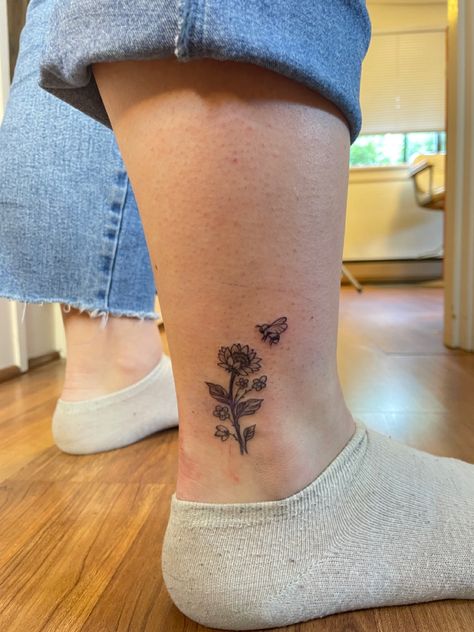 Ankle Bee Tattoo, Bee Ankle Tattoo, Bee And Sunflower Tattoo, Tattoo Dainty, Nova Tattoo, Sunflower And Bee, Bumble Bee Tattoo, Dope Tattoos For Women, Bee Tattoo