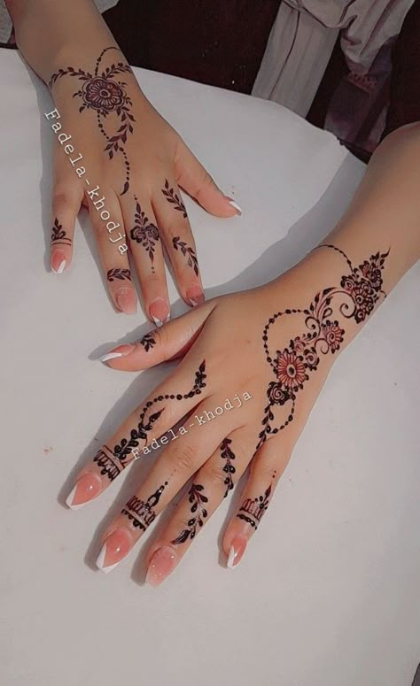 Simplistic Mehendi Designs, Henna Simpel, Design Inai, Casual Hairstyles For Long Hair, Minimal Tattoo Designs, Minimal Tattoo Ideas, Finger Henna Designs, Henna Tattoo Hand, Henna Tattoo Designs Hand