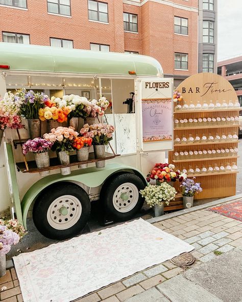 Flower Truck Wedding, Flower Shop Stands, Flowers Truck Ideas, Diy Bouquet Stand, Flower Vendor Cart, Flower Arrangement Station, Coffee And Flower Truck, Flower Market Cart, Flower Trailer Business