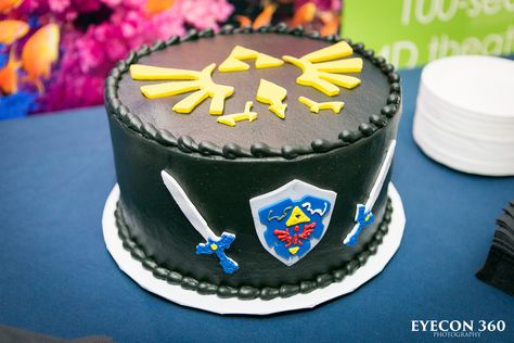 Legend of Zelda groom's cake! Breath Of The Wild Cake, Zelda Cake Ideas, Legend Of Zelda Cake, Zelda Cake, Zelda Party, Zelda Birthday, Geek Food, Summer Cakes, Specialty Cakes