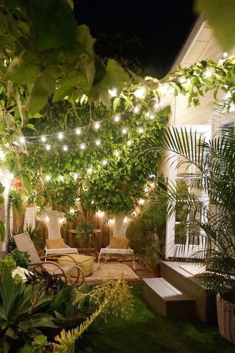 Tenniswood Inspiration, Design Per Patio, Romantic Backyard, Small Outdoor Patios, Small Courtyard Gardens, Courtyard Gardens Design, Patio String Lights, Small Courtyards, Backyard Lighting