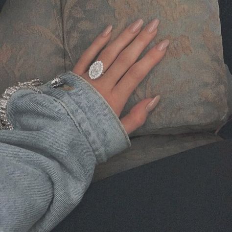 ♕ pinterest: @ rainashlynn Kylie Jenner Rings, Ongles Kylie Jenner, Acrylic French Manicure, Unusual Wedding Rings, Bracelet Cartier, Kylie Jenner Nails, Big Wedding Rings, Engagement Celebration, Celebrity Engagement Rings