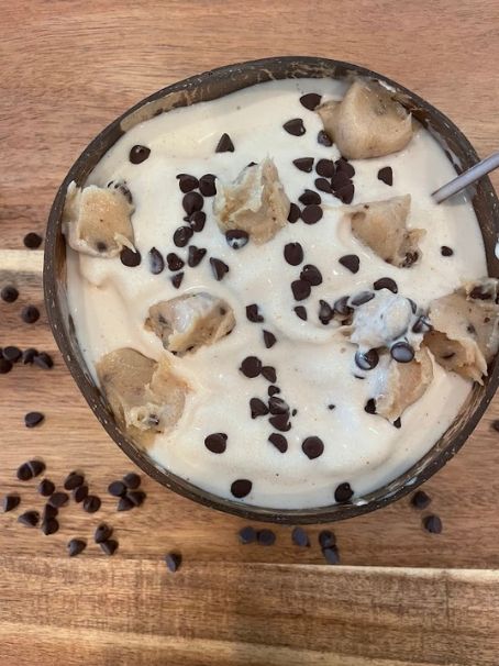 Chocolate Chip Cookie Dough Protein Shake (Healthy and Yummy) Cookie Dough Protein Shake, Mint Protein Shake, Cookie Dough Smoothie, Healthy Macros, Protein Chocolate Chip Cookies, Cookie Dough Protein, Healthy Protein Shakes, Clean Simple Eats, Salty Cookies