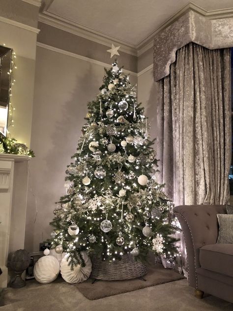 Ideas Decoracion Navidad, White Christmas Tree Decorations, Christmas Tree Inspo, Silver Baubles, Christmas Tree Decorating Themes, Elegant Christmas Trees, Silver Christmas Tree, Christmas Tree Inspiration, White Christmas Trees