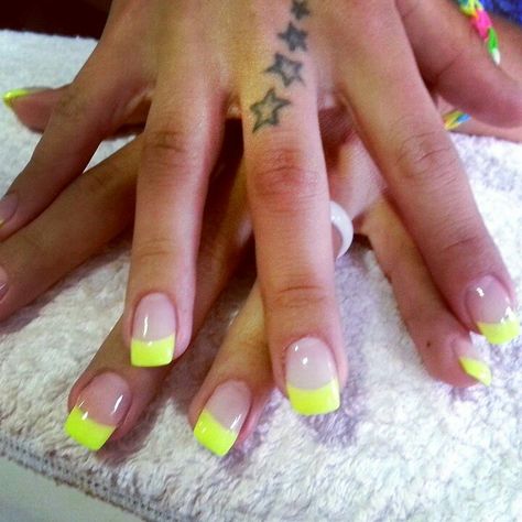 Gel French Fluo Jaune Ongles Gel French, Nails French Tips, Wall Art Tutorial, Natural Nail Art, French Manicure Nails, Fall October, October Nails, French Colors, Coffin Shape Nails