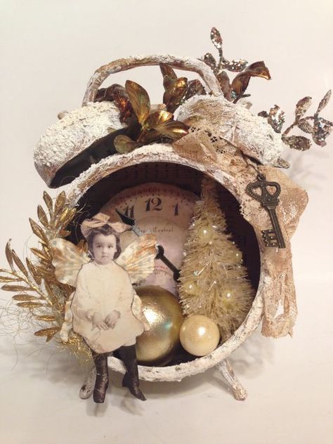 Cottage Style Christmas, Vintage Christmas Diy, Clock Craft, Shabby Chic White, Christmas Shadow Boxes, Shabby Christmas, Christmas Cottage, Shabby Chic Christmas, Shabby Chic Crafts