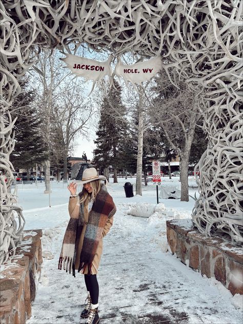 Jackson Hole Packing List Winter, Wyoming Outfit Winter, Wyoming Outfit Spring, Wyoming Vacation Outfits, Wyoming Winter Outfit, Jacksonhole Wyoming Outfits, Jackson Hole Winter Outfit, Montana Winter Aesthetic, Jackson Hole Christmas