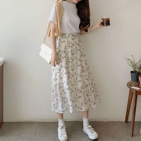 Leoom - Short-Sleeve Plain T-Shirt / Floral Print Midi A-Line Skirt Floral Skirts Outfits, Floral Long Skirt Outfit, Floral Midi Skirt Outfit, Midi Skirt Outfits Summer, Korea Clothes, A Line Skirt Outfits, Printed Skirt Outfit, Floral Skirt Outfits, Plain White T Shirt