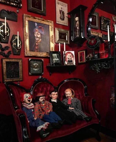 Horror Bedroom, Home Haunted House, Gothic Home Decor Ideas, Horror Home Decor, Haunted House Decor, Goth Houses, Horror Room, Goth Bedroom, Gothic Room