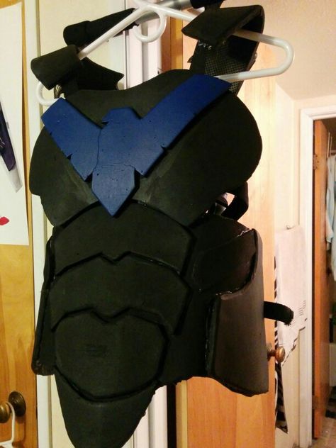 Nightwing Cosplay Diy, Nightwing Halloween Costume, Dc Shifting, Nightwing Costume, Wings Costume Diy, Nightwing Costumes, Agent 37, Robin Suit, Red Hood Cosplay