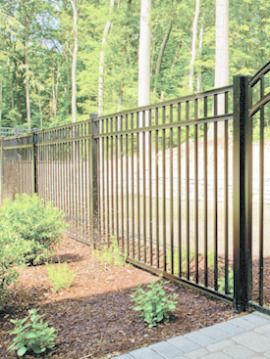 Wrought Iron Privacy Fence Ideas, Black Yard Fence, Black Rod Iron Fence, Aluminum Fencing Backyard, Rod Iron Fences Backyard, Black Metal Fence Ideas, Metal Fencing Ideas Backyards, Black Iron Fence Backyard, Black Metal Fence Backyard