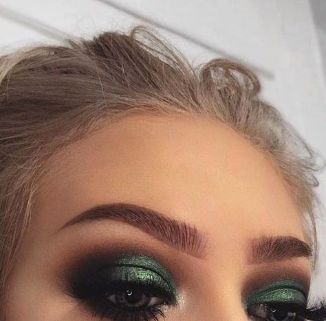 28 Smokey Eyes Ideas For You To Try Out - Page 6 of 6 - Inspired Beauty Machiaj Smokey Eyes, Green Eye Makeup, Makeup Charts, Cool Makeup, Smokey Eye Makeup Look, Makeup Materials, Green Smokey Eye, Makeup Sephora, Makeup Tip