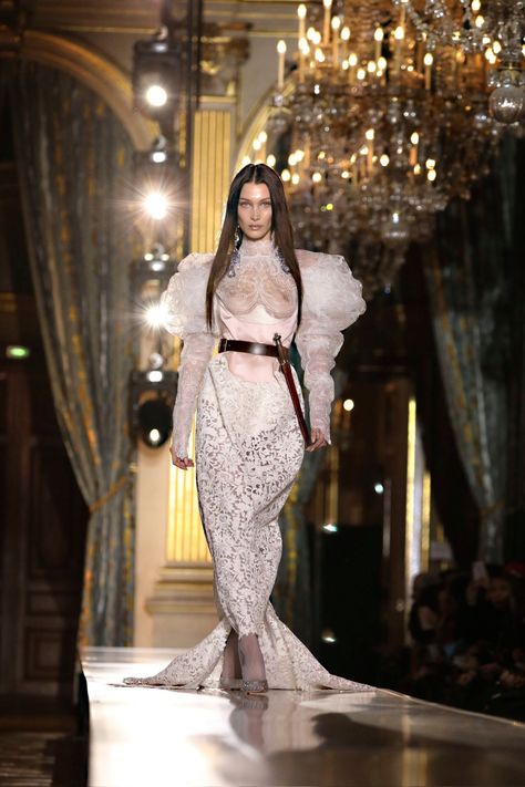 Bella Hadid Runway, Surrealism Fashion, Vivienne Westwood Wedding Dress, Vivienne Westwood Wedding, Vivienne Westwood Fashion, Andreas Kronthaler, Vivienne Westwood Dress, Bella Hadid Outfits, Wedding Gowns Lace