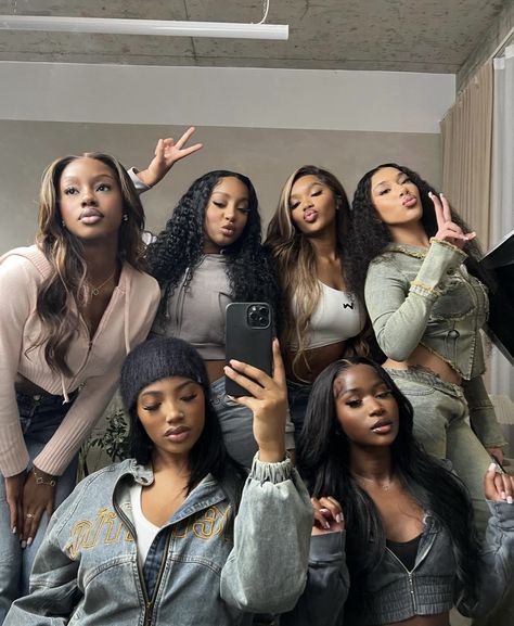 Pastel Color Outfit, Aesthetic Flower Bouquet, Outfits Classic Style, Flower Bouquet Aesthetic, Squad Goals Black, Girly Core, Bestie Poses, Bouquet Aesthetic, Friend Group Pictures