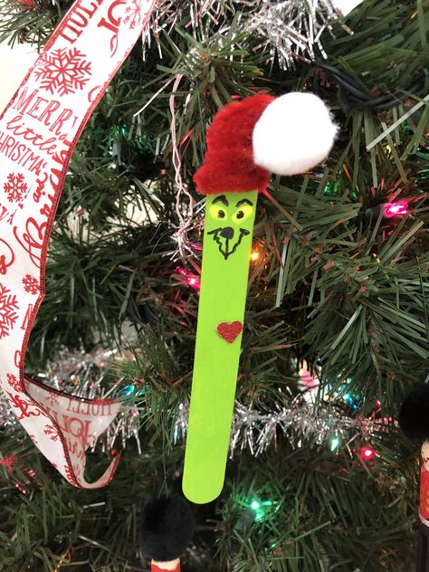 Grinch Spoon Ornament, Grinch Max Ornaments Diy, Grinch Popsicle Stick Craft, Tongue Depressor Christmas Crafts, The Grinch Crafts For Kids, Grinch Ornaments Diy Kid, Grinch Crafts For Kids, Diy Grinch Ornaments, Thanksgiving Door Decorations Classroom