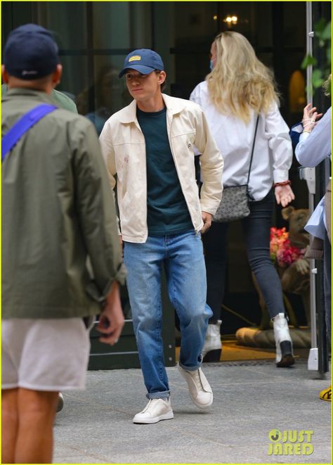 Tom Holland Fashion, Tom Holland Style, Tom Holland Outfits, Holland Fashion, Mens Smart Casual Outfits, Outfit Hombre, Zendaya Outfits, Star Boy, Mens Casual Outfits Summer