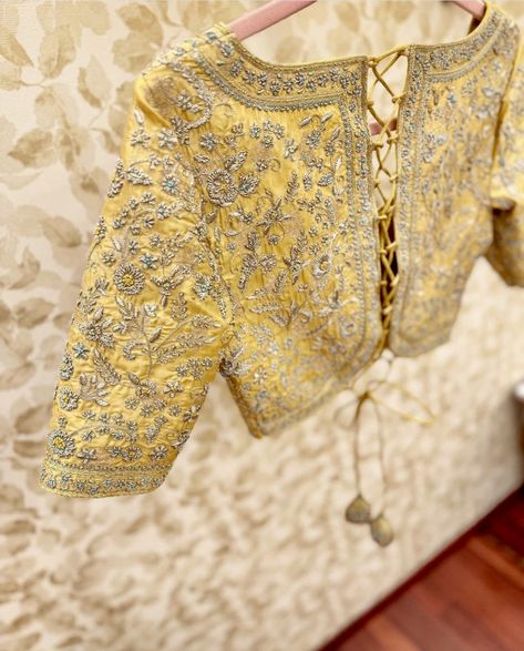 White Golden Blouse Designs, Jayanthi Reddy Blouses, Yellow Maggam Work Blouses, Jayanthi Reddy, Golden Embroidery Design, Embroidery Design Blouse, Banaras Blouse, Golden Blouse Designs, Embroidery Magic