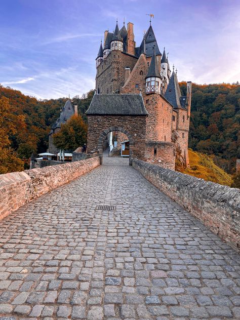 Eltz Castle is a medieval castle nestled in the hills above the Moselle between Koblenz and Trier, Germany. It is still owned by a branch of House of Eltz who have lived there since the 12th century Castle With Courtyard Floor Plan, Eltz Castle, Trier Germany, Stone Castle, Places In England, Medieval Castles, Chateau Medieval, Old Castle, Castle Mansion