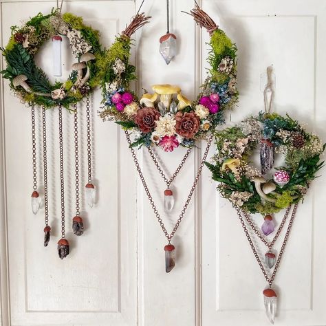 Wreath Hanging Ideas, Crystal Wreaths, Crystal Decor Ideas, Crescent Moon Wreaths, Witchy Home Aesthetic, Wicca Symbols, Boho Wreaths, Moon Wreaths, Amber Christmas