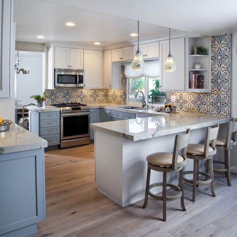 Colorful Kitchen design with blues, grays and white featuring 2-tone gray and white cabinets with Dura Supreme Cabinetry. Small Kitchens With Peninsulas, Desain Pantry Dapur, Peninsula Kitchen, Model Dapur, Kitchen Peninsula, Interior Dapur, Desain Pantry, Kitchen Design Color, Grey Kitchen Cabinets