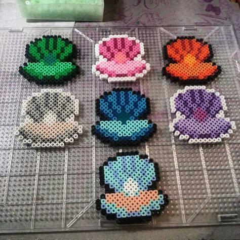 Les contours blanc du coquillage violet seront en orange foncé, les contours du coquillage rose seront en vert clair, les contours du coquillage gris seront en rouge Aesthetic Fuse Bead Patterns, Shell Perler Beads, Beach Perler Beads, Ocean Perler Beads, Perleplader Ideas, Melty Bead Designs, Melt Beads Patterns, Hamma Beads Ideas, Melty Bead Patterns