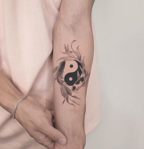 Tatuagem de carpa: 75 ideias femininas com significados poderosos Yin Yang Tattoo Meaning, Tato Maori, Pisces Tattoo Designs, L Tattoo, Yin Yang Tattoos, Pisces Tattoos, Tattoo Instagram, Muster Tattoos, Inspiration Tattoos