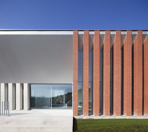 Contemporary Brick Facade, Brick Texture Architecture, Arch Building, Brick Paneling, Brick Texture, Roof Architecture, Brick Architecture, Architecture Building Design, Brick Facade