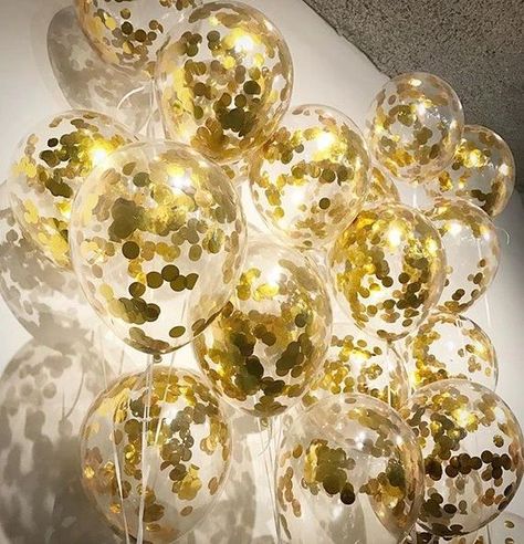 Gold 13 Balloons, Golden Birthday Drinks, Gold And White Party Theme Decor, Sweet Sixteen Champagne Theme, Golden Hour Hoco Theme, Gold Bday Decorations, Golden 17th Birthday Ideas, Gold Birthday Party Aesthetic, Sweet 16 Decorations Gold