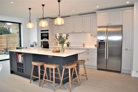 Howdens Kitchen Island, Eclectic White Kitchen, Kitchen Extension With Utility Room, Kitchen In Grey, Galley Kitchen With Island, Modern Open Kitchen, Modern Shaker Kitchen, Kitchen London, Spa House