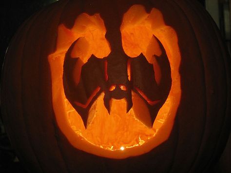 Upside Down Bat Pumpkin Carving, Bat Jack O Lantern Ideas, Bat Carving Pumpkin, Pumpkin Designs Funny, Double Pumpkin Carving Ideas, Bat Jack O Lantern, Cool Carved Pumpkins, Goth Pumpkin Carving Ideas, Bats Pumpkin Carving