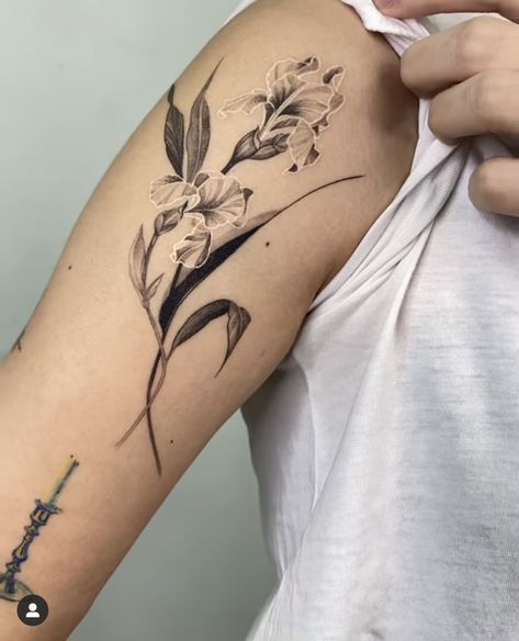 Iris Flower Tattoo, Black Flowers Tattoo, Lily Flower Tattoos, Iris Tattoo, Belly Tattoos, Unalome Tattoo, Beautiful Flower Tattoos, Writing Tattoos, Eagle Tattoos