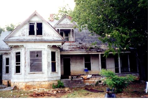 Central Cafe, Texas Chainsaw, Round Rock, Road Trip Usa, Staircases, Queen Anne, Horror Movie, Victorian Homes, Cottage Style