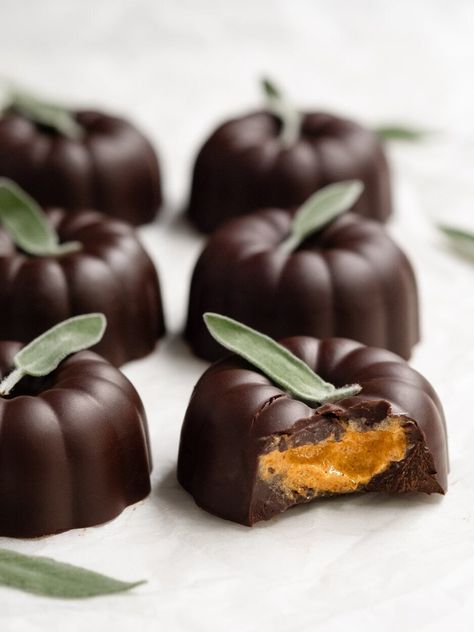 Vegan Pumpkin Spice Chocolate Bonbons | Sliced Ginger Sliced Ginger, Pumpkin Spice Chocolate, Lemonade Popsicles, Chocolate Bonbons, Vegan Pumpkin Spice, Ginger Lemonade, Orange Food Coloring, Spiced Chocolate, Desserts Vegan