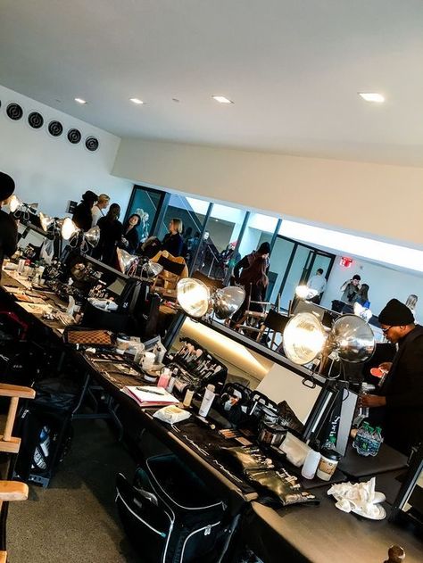 Movie Makeup Artist Aesthetic, Dream Job Aesthetic, Makeup Artist Room, Singer Vibes, Makeup Teacher, Makeup Artist Career, Beauty School Cosmetology, Artist Career, Job Aesthetic