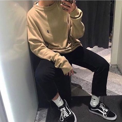 Tan Sweatshirt Outfit, Sweatshirt Outfit Men, Mens Trendy Outfits, Mens Outfit Inspiration, Mens Fashion Streetwear, Sweatshirt Outfit, Stylish Mens Outfits, Men Fashion Casual Outfits, Streetwear Men Outfits