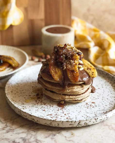 Here’s some plant-fuelled pancakes for you and your microbes to enjoy. The way the bananas are caramelised makes a mouth-watering syrup — no added sugars needed! Banana Nutella Pancakes, Pancakes Nutella, Caramelised Banana, Nutella Pancakes, Nutella Inspired Recipes, Homemade Nutella, Banana Nutella, Breakfast Wraps, Caramelized Bananas