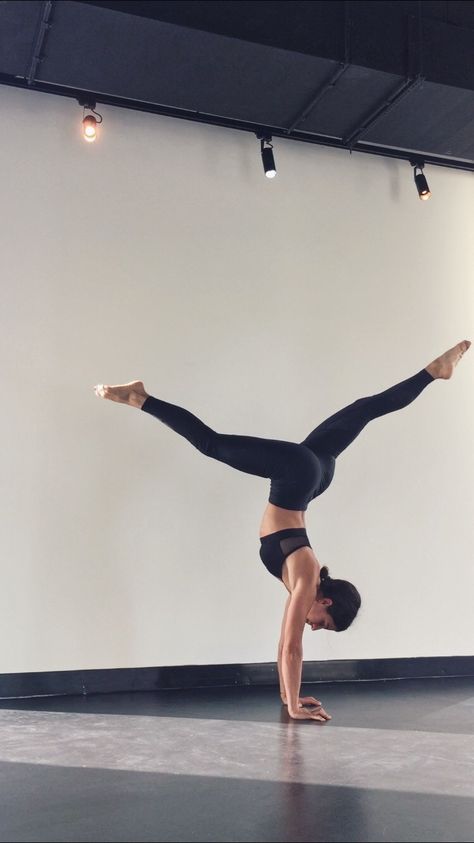 Yoga Handstand Aesthetic, Handstand Aesthetic, Flexible Aesthetic, Handstand Poses, Flexibility Aesthetic, Handstand Yoga, Hand Stand, Yoga Handstand, Mental Fitness