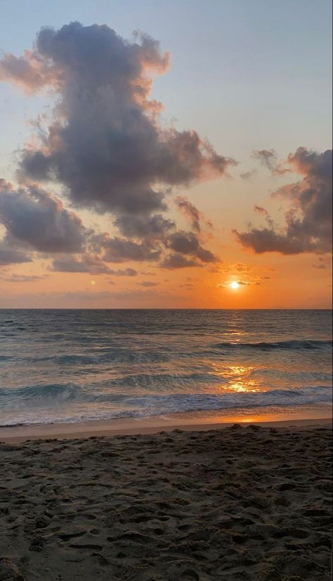 golden hour + sunset + beach + landscape + mexico + sea + sun + sand + sky + summer Sun Set On The Beach, Sun Set Aesthetic Beach, Golden Hour Beach Aesthetic, Golden Hour At The Beach, Ocean Golden Hour, Sema Core, Evening Beach Pictures, Evening Beach Aesthetic, Jaime Core