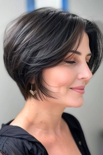 Stacked Bob Brunette, Bob Cut Natural Hair Black Women, Angular Bob, Very Short Bob Hairstyles, Layered Bob Haircuts, Classic Bob, Hair Bun Tutorial, Easy Hair Updos, Haircuts For Medium Hair