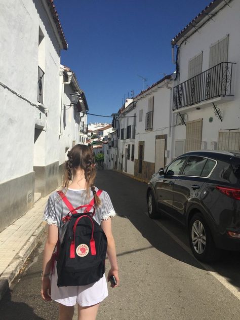 fjall raven kanken poppy red gaucin sun summer holiday Fjall Raven Kanken Aesthetic, Fjall Raven Kanken, School Aesthetics, Fjällräven Kånken, Street Style Bags, Nice Photos, Poppy Red, Fjallraven Kanken, Red Poppies