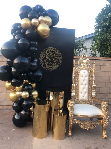 Black And Gold Balloon Garland, Versace Party, 55th Birthday Decorations, Boyfriends Birthday Ideas, Gold Theme Party, Black And Gold Party Decorations, Gold Balloon Garland, Black And Gold Balloons, Boys First Birthday Party Ideas