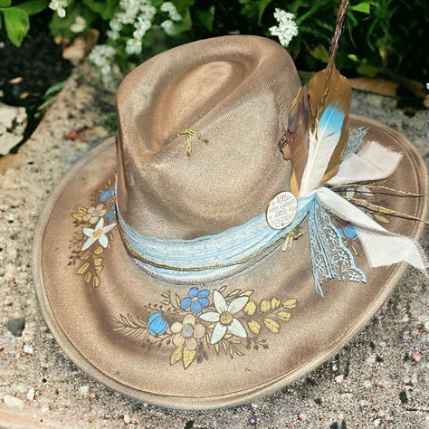 Introducing Our Exclusive Collection Of Handcrafted Hats! These Stunning Faux Suede Laser Burned Hats Are Truly One Of A Kind. They Are Hand Distressed And Torched. Each Hat Is Meticulously Designed And Adorned With Beautiful Ribbons, Feathers And Other Embellishments. Perfect For Adding A Touch Of Elegance To Any Outfit, These Hats Are Available In Size Medium (22 Inch Elastic Band). Stand Out From The Crowd With Our Unique And Custom Creations. Get Yours Now! Felt Hat Decorating Ideas, Custom Felt Hats, Custom Hat Bands, Painted Hats For Women, Boho 2024, Rancher Hats, Hand Painted Hats, Burned Hats, Boho Hats