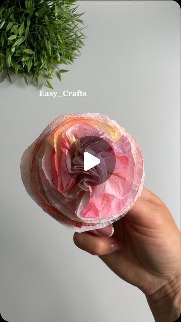 How To Make Flowers Out Of Napkins, Paper Towel Roses Diy, Paper Towel Flowers Diy, Paper Towel Flowers, Paper Flowers Diy Easy, Diy Fleur, Paper Flower Wreaths, Make A Tie, Craft Flowers