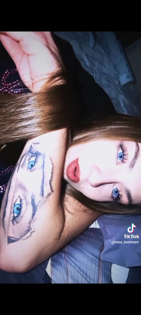 Girls Eyes Tattoo Men, Gemini Tattoo Two Faces, Girlfriends Eyes Tattoo, Gf Eyes Tattoo, Girlfriend Eyes Tattoo, Blue Eyes Tattoo, Kiss Tattoo On Neck, Eyes Tattoo Design, Illusion Tattoo