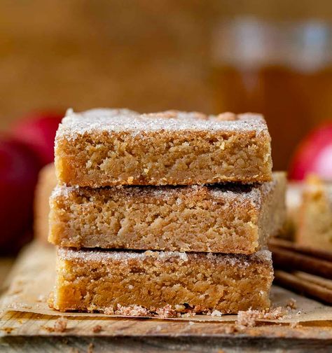 These Apple Cider Blondies are chewy, buttery dessert bars made with apple cider and topped with a sweet mix of apple pie spice and sugar for a tasty Fall treat! Snickerdoodle Bar, Snickerdoodle Bars Recipe, Snickerdoodle Blondies, Sweet Potato Pound Cake, Snickerdoodle Bars, Gluten Free Snickerdoodles, Eggless Recipes, Eggless Baking, Bar Recipe