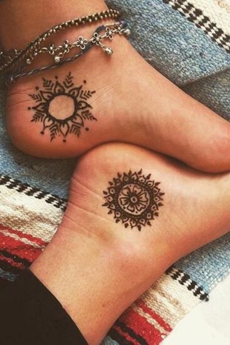 Thigh Henna, Small Henna Tattoos, Henna Style Tattoos, Small Henna, Chakra Tattoo, Henna Inspired Tattoos, Finger Henna Designs, Beautiful Tattoos For Women, Henna Tattoo Hand