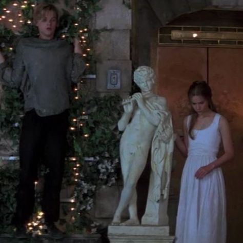 Romeo + Juliet Aesthetic, Romeo And Juliet Costumes, Romeo Juliet 1996, Juliet Capulet, Baz Luhrmann, 90s Costume, Romeo Y Julieta, Claire Danes, Star Crossed Lovers